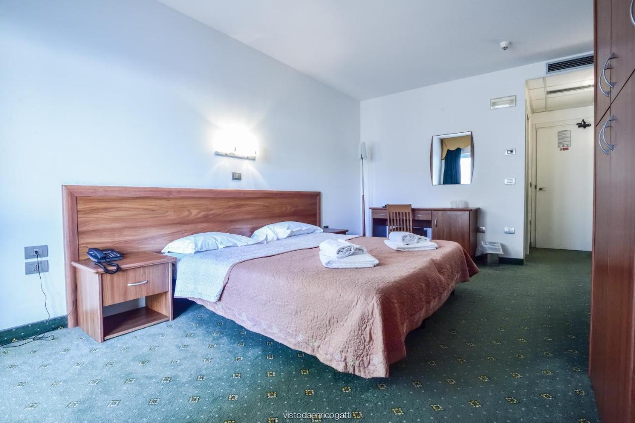 Standard Hotel Udine Pradamano Bagian luar foto