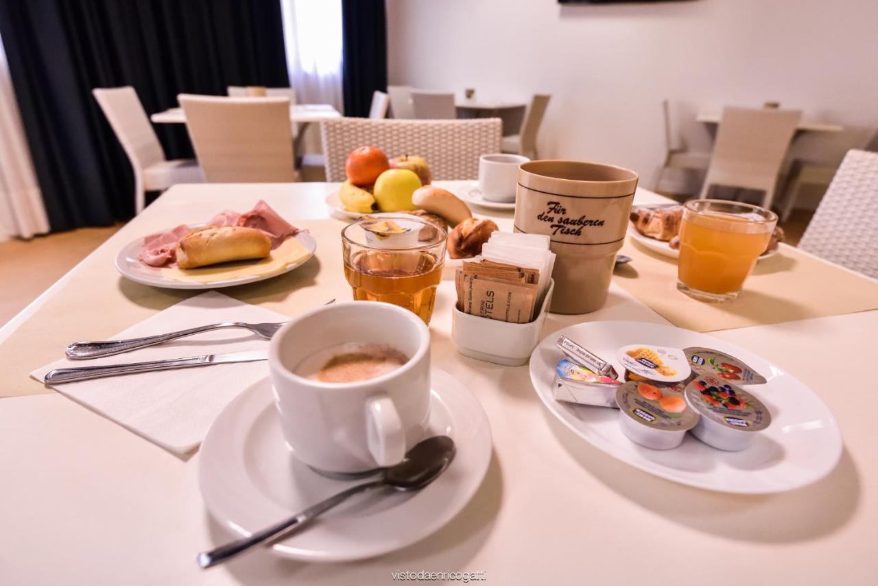 Standard Hotel Udine Pradamano Bagian luar foto