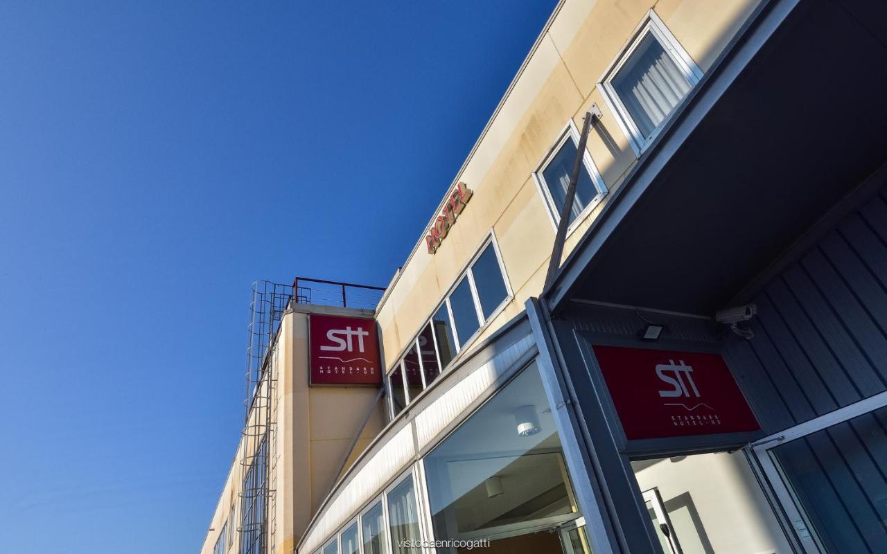 Standard Hotel Udine Pradamano Bagian luar foto